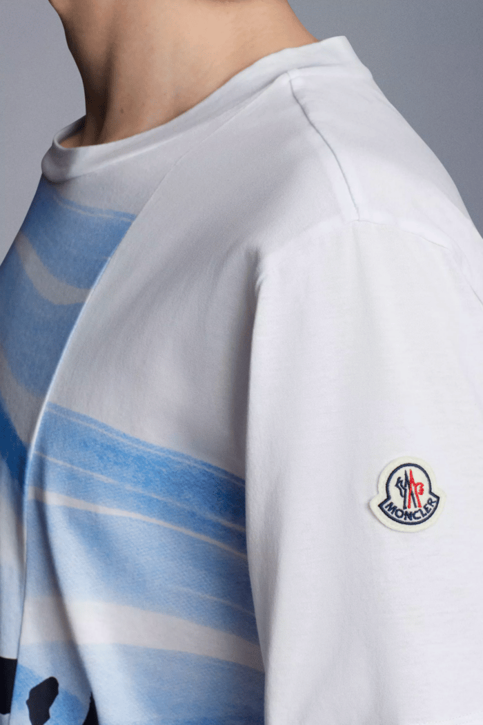 Tee-Shirt Blanc Motif Graphique en jersey de coton, cracatérisé par un imprimé inspiré des escapades sous les tropiques avec un lettrage Hawaii bleu imprimé à l’eau. 
