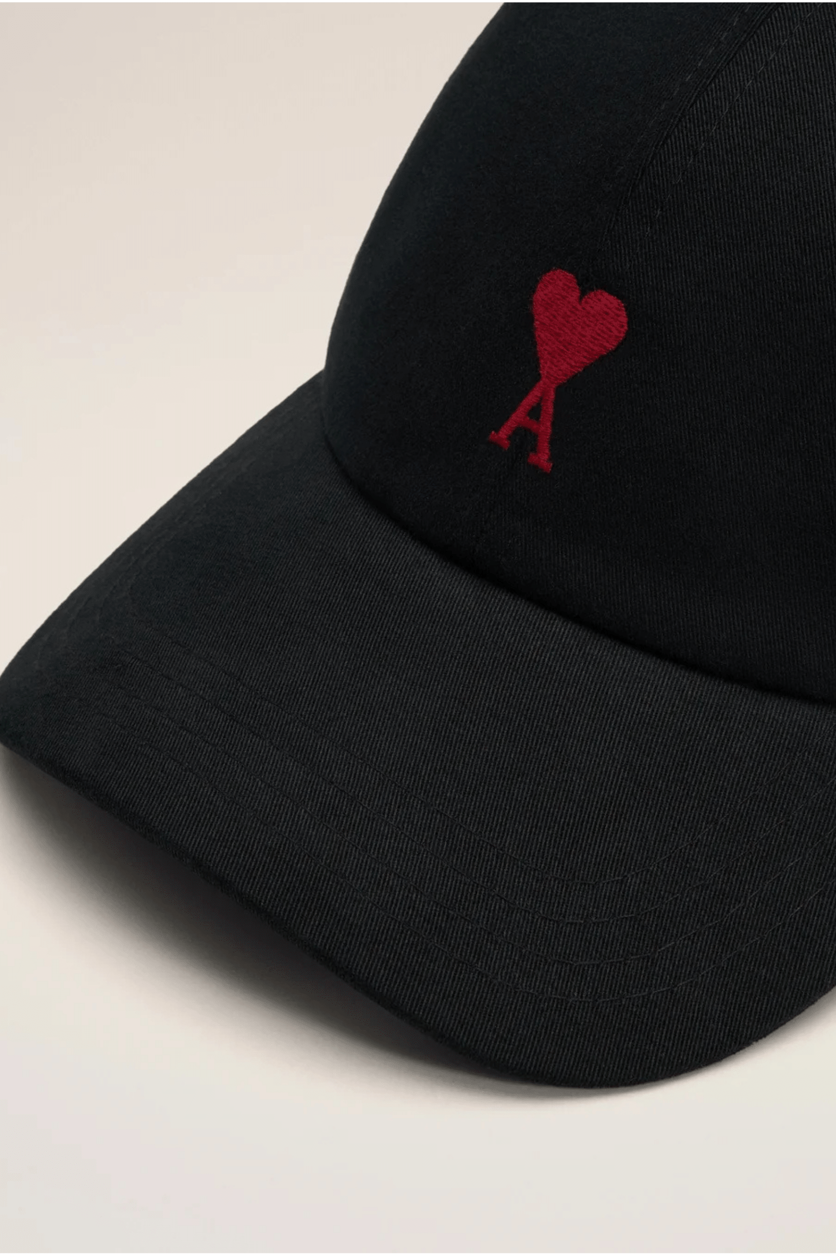 Casquette noire cœur rouge brodé