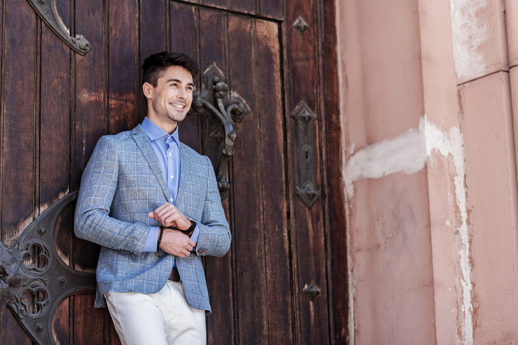 Homme en veste dépareillée à carreaux fenêtre bleue, chemise bleu ciel et pantalon blanc
